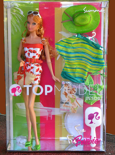 リゾート風ファッションの人形
