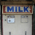 珍しい海外の牛乳自動販売機